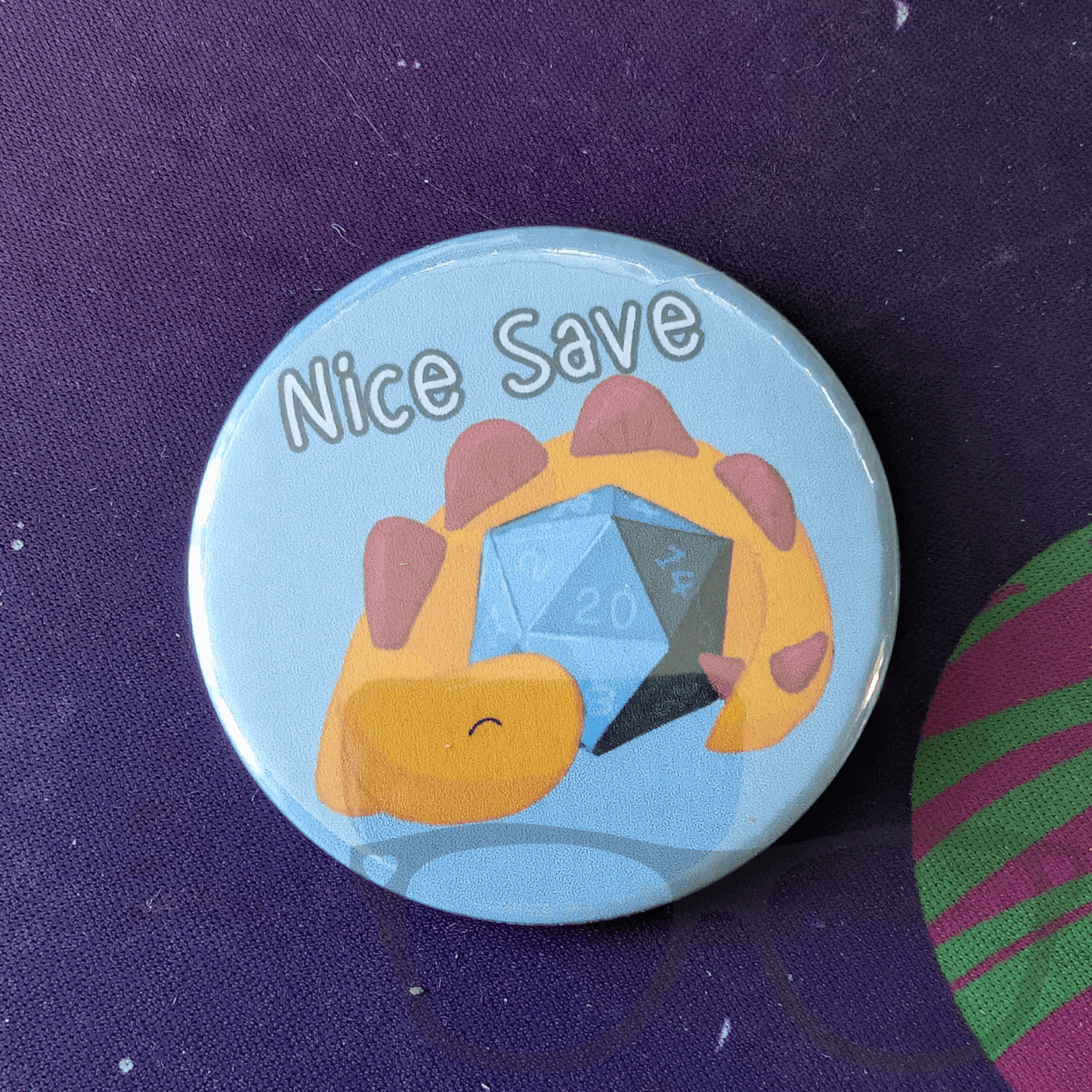 Nice Save nat 20 DnD dinosaur magnet, badge or keyring - Mini Geek Boutique