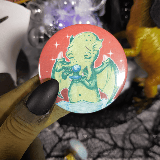 Cthulhu Drinking Tea Badge – 58mm – Perfect for HP Lovecraft Fans - Mini Geek Boutique
